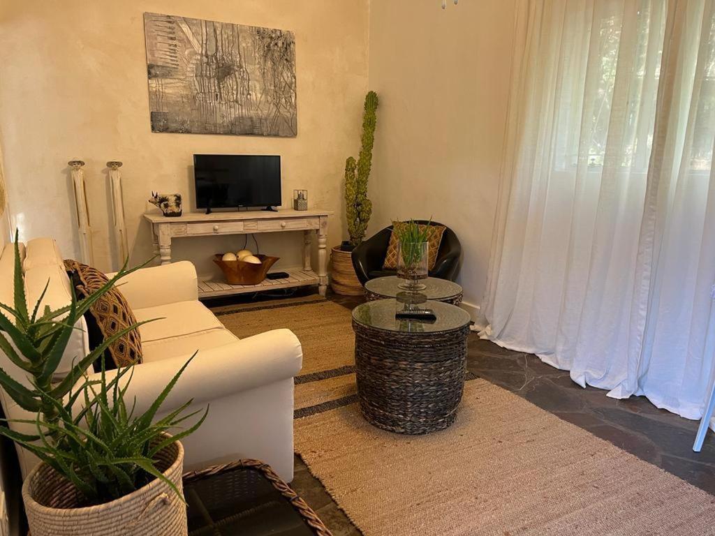 Enchanting Self-Catering Villa With Queen Bed At Bokmakierie Villas Windhoek Exterior photo