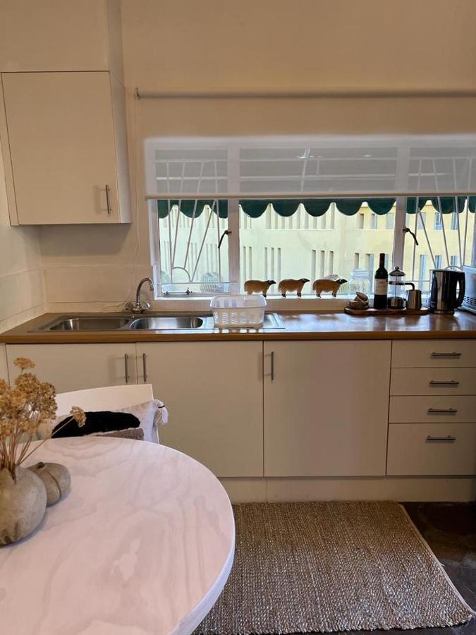 Enchanting Self-Catering Villa With Queen Bed At Bokmakierie Villas Windhoek Exterior photo