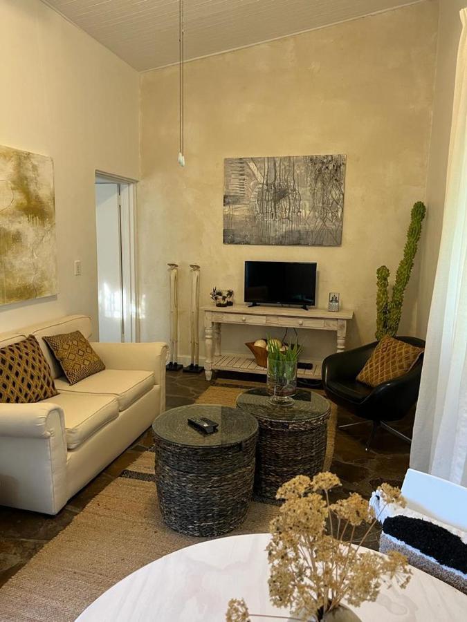 Enchanting Self-Catering Villa With Queen Bed At Bokmakierie Villas Windhoek Exterior photo