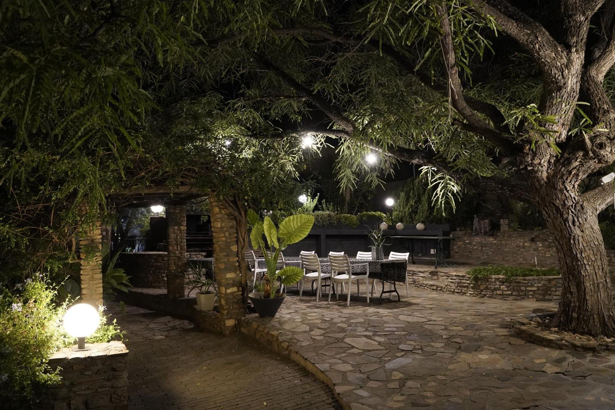 Enchanting Self-Catering Villa With Queen Bed At Bokmakierie Villas Windhoek Exterior photo